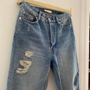 Ett par raka (inte tajta) jeans från H&M. Riktigt snygga till allt och passar mig i längden som är 160cm. Knappt använda.