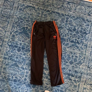 Adidas byxor - Använda, elastisk i midjan så passar olika midjemått