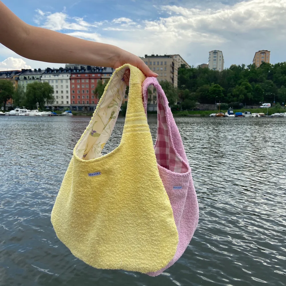 Såld men säljer fler frotté väskor på min profil!! En så söt handsydd sommarväska i gul Frotté! Den perfekta strandväskan med två stora djupa fickor perfekt för solglasögon, solkräm etc. Väskan går att vändas ut och in, det är som 2in1. (Det är den gula jag säljer i denna annons. Den rosa ligger i min profil) . Väskor.