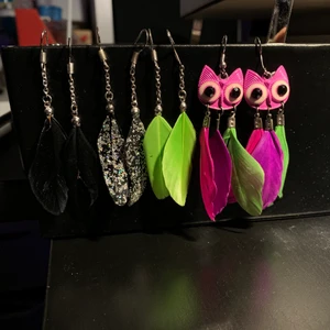 ÖRHÄNGEN  - Säljer fyra par örhängen! Använt ett få antal gånger men säljer pågrund av att dom sällan används! Perfekt för dig som älskar ugglor men även vill ha lite färgglada men även mindre färgglada örhängen! Finns på gröna linjen, tar emot Swish & kontanter :)
