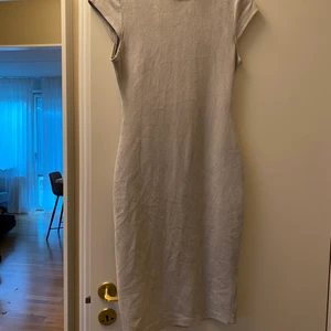 Figursydd klänning - Tajt klänning i mjukt material liknande mocka. Storlek S. Köpt i italien