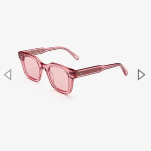 Chimi 004 - Intressekoll på dessa supersnygga chimi glajjor i modellen 004 i färgen guava och de har transparent glas. Köpta här på plick och ser ut precis som nya! Obs lånade bilder! Hör av er om ni har några frågor eller är intresserade!