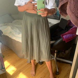 Nakd kjol - Fin plisserad kjol från nakd, sparsamt använd så är i bra skick! Säljer pga att den blivit för liten, stl 34. Skriv för fler bilder :)