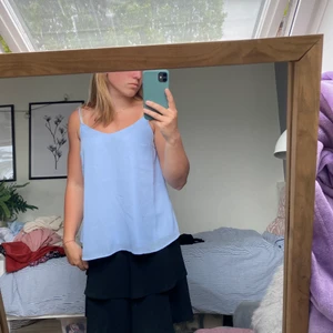 Blus - Superfin och gullig blus från cubus. har ett superfint fall och väldigt snygg urringning. Prislapp finns kvar då den tyvärr aldrig kommit till användning. köptes för 199kr och år helt oanvänd. 