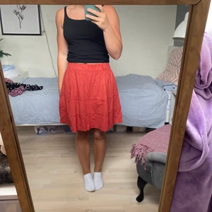 Kjol - Supercool kjol i mocka. Cool roströd färg och väldigt bekväm. Har två fickor på sidan vilket är perfekt. I vänligt bra skick då den är använd 2 gånger. 