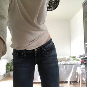 Lågmidjade jeans från LTB. Köpta på sellpy men var lite för små. De är flare men syns inte bra på bilderna. Skriv för fler bilder och info! 💋