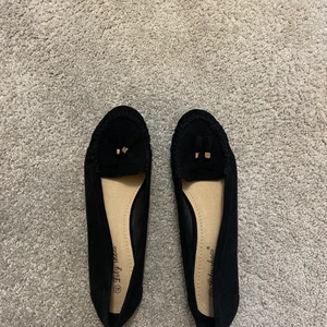 40 - Svarta ballerinaskor, oanvända 