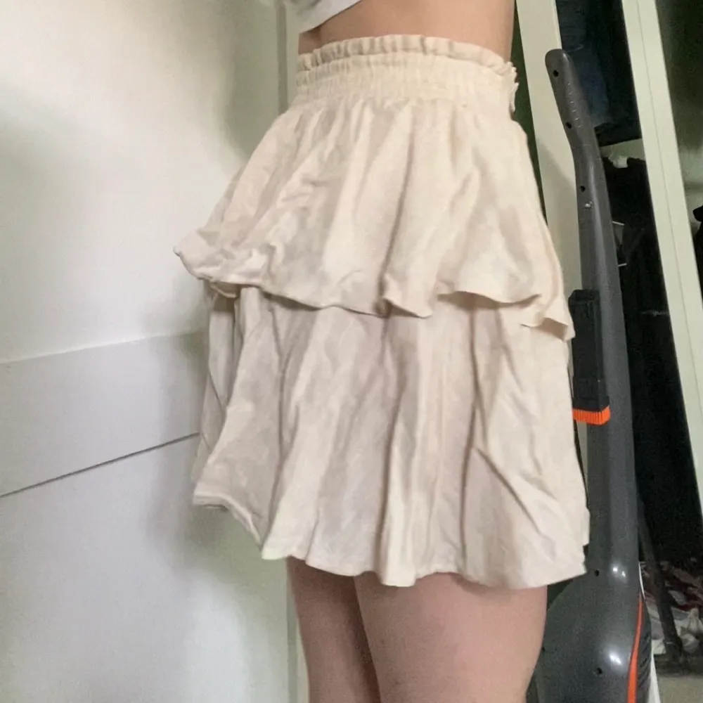Beige kjol från princess polly i linnematerial. Sparsamt använd, som ny! Jag är 165cm. Passar xs/s. Kjolar.