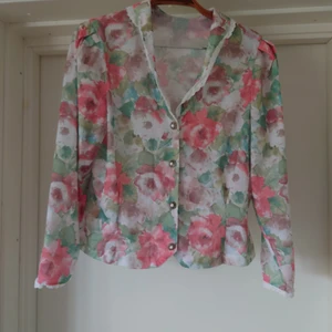 Retroblus - Jättefin retroblus med spetsdetaljer i kanterna. Fin skärning och knappar. Bör passa 38 och däromkring🌻