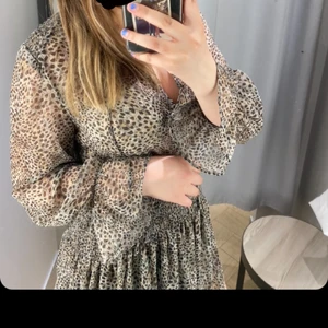 ,intressekoll, - super fin zara klänning, kom med bud privat :) bra skick utom ett litet hål på sidan.                                                                     Högsta bud : 390