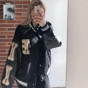VARSITY JACKA - säljer min så fina ”bones” varsity jacka från aelfric eden. Jackan är helt oanvänd och i nyskick, säljes på grund av att den tyvärr inte är min stil längre. Jackan är i storlek M och sitter oversized på mig som är 165. Kan mötas upp i stockholmsområdet annars står köparen för frakten🧚‍♀️🧚‍♀️                                                   Buda i kommentarerna!!