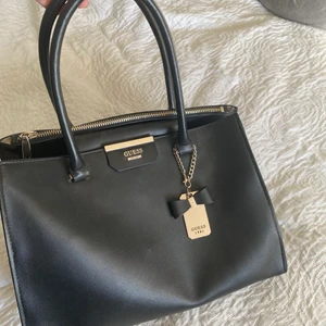 Väska från Guess - Säljer min Guess väska. Nypris: 1400kr ungefär. Kan tänka mig sälja för 250kr⚡️🤍🌸 kan mötas upp i Göteborg eller leverera om köparen kan tänka sig betala frakten.