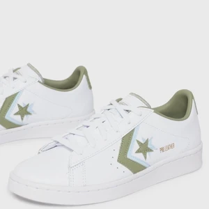 Converse  - Säljer låga Converse, vita med gröna detaljer. Aldrig använda. Köpta för 919kr