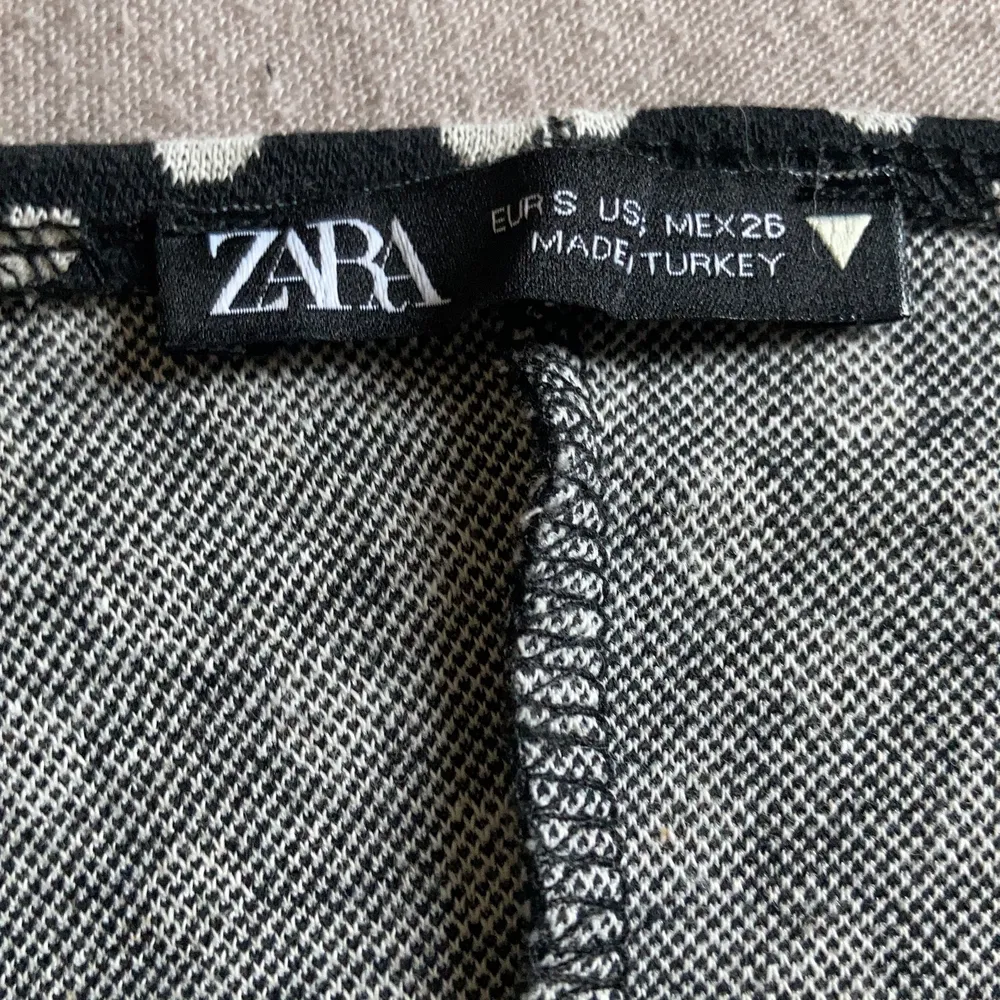 Säljer denna Zara toppen i storlek S men passar även för XS. Den är i väldigt bra skick då den aldrig är använd utan bara testad på. Anledningen till detta är för att den var för stor. Man betalar frakten själv:). Toppar.