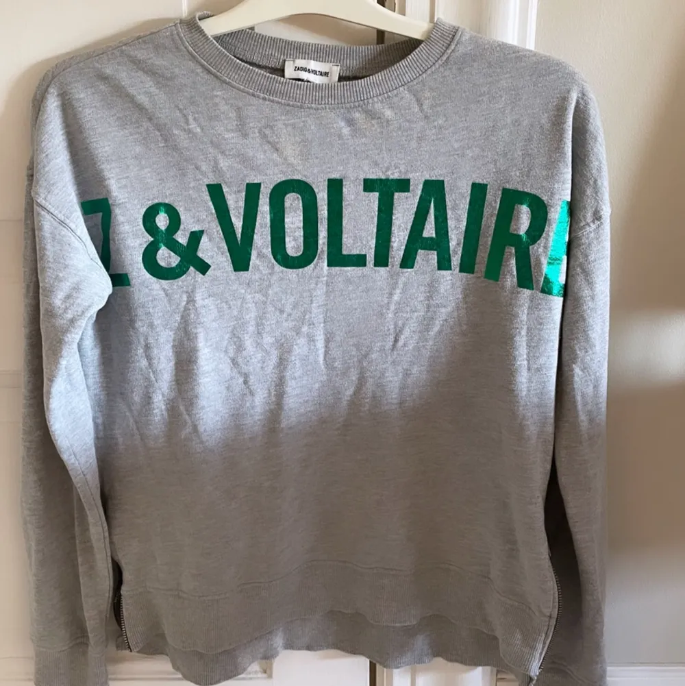 En grå zadig et valtaire sweatshirt. Sparsamt använd och säljer för den inte riktigt kommer till användning längre tyvärr:(. Tröjor & Koftor.