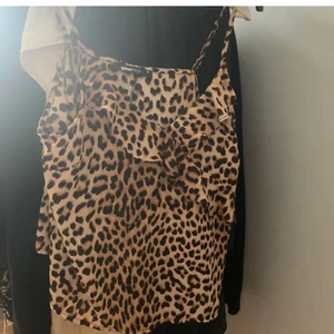 Linne leopard - Så sött linne från Gina, aldrig använd!!  fraktas spårbar för 51kr och 36kr frimärken!❤️