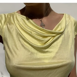 Emilio Pucci - Vintage Emilio Pucci topp, rygglös och gjord av 100% silke. Om du är intresserad så skriv gärna i privat, jag kan skicka mer bilder av plagget. 