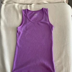 Topp - Säljer en jättefin topp/linne från ”Justice” i storlek 12 år som passar xs/s. Köpte den i USA förra året för ca 150kr. Säljer pga jag använder inte den, jag har använt den 3-4 gånger så den är i nyskick☺️ Buda i kommentarerna 💕 