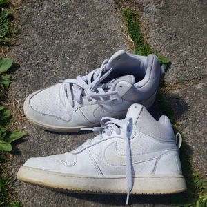 Nike air force i en högre modell - Nike air force i en högre modell i bra använt skick! Storlek 40 och ni kan buda om ni vill!