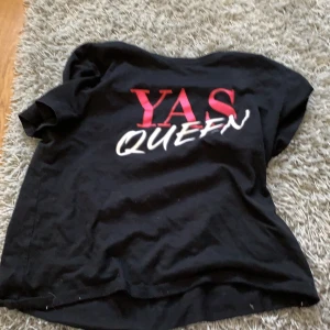 En t-shirt  - En svart t-shirt med ett tryck på