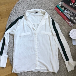 Skjorta  - Jättesnygg skjorta ifrån ginatricot med gröna ränder längs armarna som inte längre kommer till användning. 