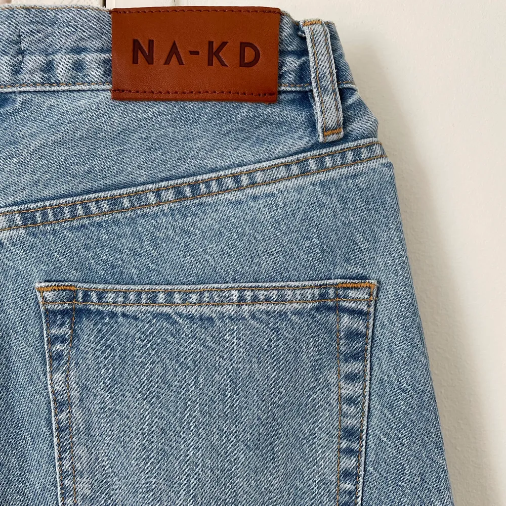 Supersnygga jeans från Na-kd storlek 36. Helt oanvända! Tyvärr för små för mig, det är enda anledningen till att jag säljer dem vidare!. Jeans & Byxor.
