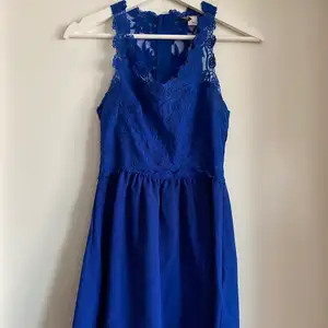 Fin blå klänning med spets i ryggen.