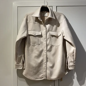 Beige Vår Jacka från Pull&Bear  - Väldigt fin beige vårjacka från Pull&Bear i superskick. Knappt aldrig använd. Storlek S. Köpt för 400kr säljer för 130kr + frakt 66kr. Säljer pga kommer ej till användning tyvärr💜
