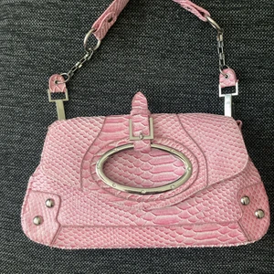 90tals väska  - Väska i köpt secondhand, gott skick! Bud från 150kr, bud är bindande till köp 😊  budgivning i kommentarsfältet, fram tills söndag kl 17! 💓