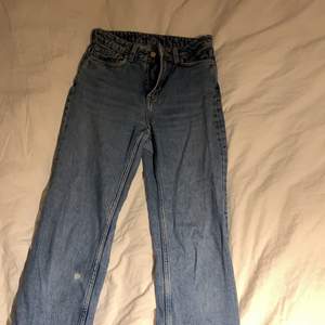 Voyage jeans från weekday i strl 25/30, köpta för 500 kr och säljer för att de är för små. De har en liten slitning på knäet och är lite sönder i enda bältremen. Buda gärna! 