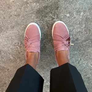 Pace slipons strl 37 - Säljer dessa snygga slipons. Har dom i andra färger men har aldrig andvänt dessa så det är därför jag vill sälja dom. Helt fläckfria och så somrig färg!