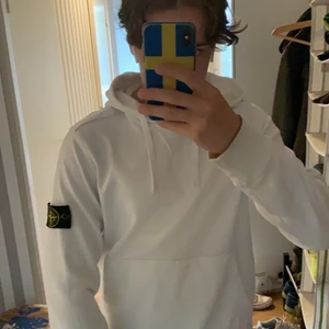 Stone Island Hoodie - Jag är 182 och väger cirka 76 kg. Ni ser på bilden hur den sitter på mig. Extremt bra skick inga skador eller fläckar på den. Fråga om fler bilder eller annan fråga.