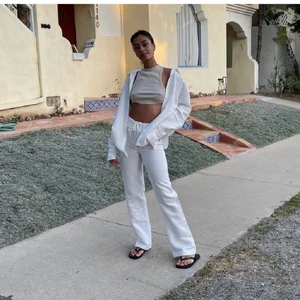 Linnebyxor a-dsgn  - Vita linnebyxor från a-dsgn, helt nya med prislappen kvar på, säljer på grund av att de var för stora för mig,  