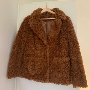 Pälsjacka XS - Super mysig pälsjacka XS Aldrig använd endast provat   Kan mötas haninge-Sthlm city  Kan skicka om du står för frakten Swish eller kontant 