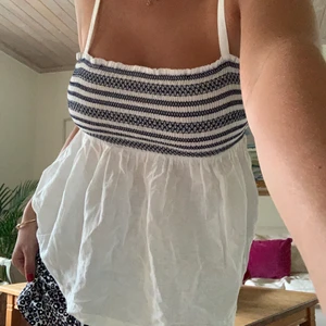Sommar topp - Super fin topp från jennyfer i storlek L, dock passar dig mig som vanligtvis har XS/S i toppar pga att den är elastisk över bröstet! Postas spårbart för 51kr❤️