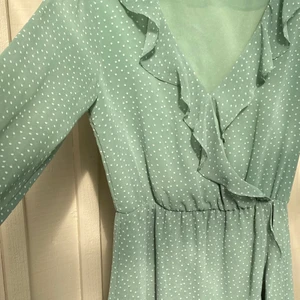 sommarklänning - Säljer denna jättefina klänning ifrån H&M då den inte passar längre🦎 Den har en liten knapp fram som man kan knäppa om man inte vill ha så urringat🦎 Buda i kommentarerna!