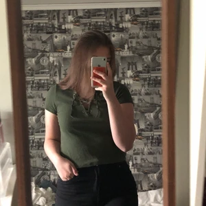 Mörkgrön tröja från H&M - Mörkgrön tröja i strl M (mer som L). Använd några gånger men den är i bra skick. 