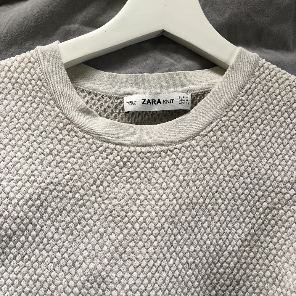 Säljer en snygg tröja från Zara som är köpt här på Plick. Den är stretchig så passar de flesta storlekarna. Skriv för fler bilder!. Toppar.