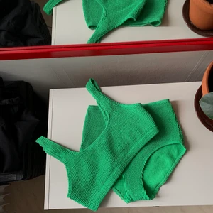 Grön bikini oanvänd - Jättefin högmidjad bikini som är oanvänd. Den är typ ”ribbad”. Jag har klippt av lapparna så minns inte exakt storlek men gissar på S i båda delarna möjligtvis XS