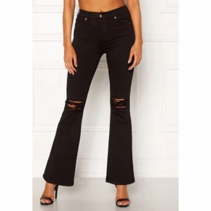 Svarta bootcut jeans - Svarta bootcut jeans från dr denim. Nästintill oanvända. Liknar första bilden, men olika hål. Köpt för 500kr säljer för 150kr. 
