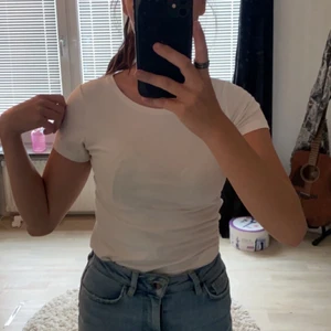 Helst vanlig vit t-shirt  - Säljer nu min helt vanliga vita t-shirt från Cubus, den är storlek xs men passar tycker att den är s-xs 