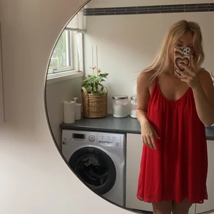 röd sommar klänning med tunt material - Super fin och härlig sommarklänning som är perfekt till stranden, elr att klä upp till fest;) klänningen är luftig och flowig vilket är perfekt en varm sommardag☀️ frakt tillkommer med 66kr