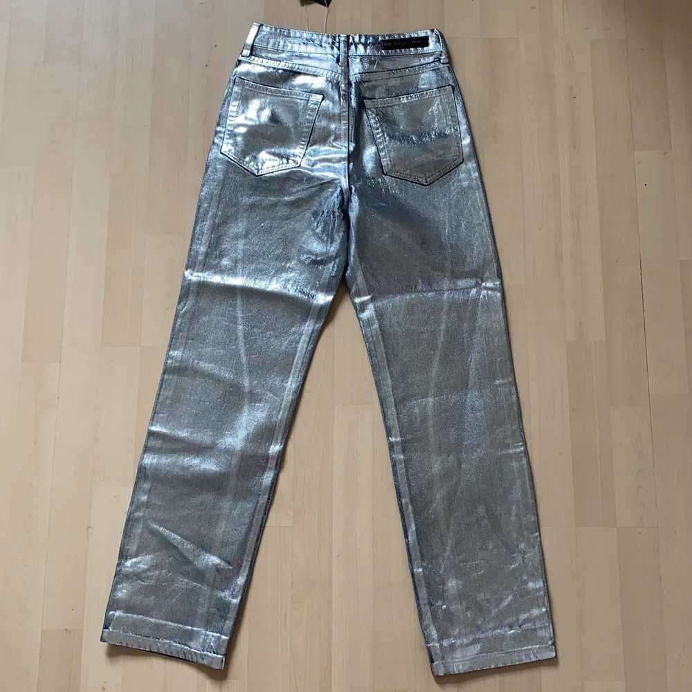 Icona Pop edition jeans, aldrig använda i strl 36. Rätt liten i storlek med hög midja. Prislapp kvar, nypris 699kr. . Jeans & Byxor.