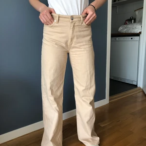 Monki beiga jeans, waist 26 - Säljer dessa superfina långa beiga  byxor från MONKI som jag använt några få gånger. De passar inte längre och säljer därför vidare😊 Storlek: waist 26  