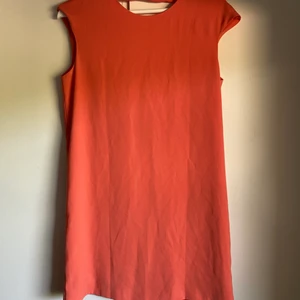 Klänning - Fin klänning från mango i Stolek xs