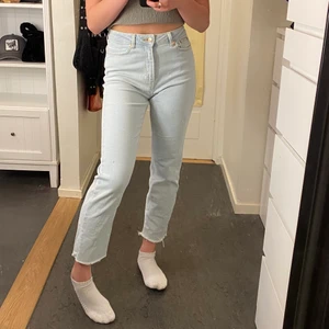 Ljus blåa jeans  - Säljer dessa jeans som är lite kortare o modellen💗💗 Strl S o säljer dem för 75 kr (priset går att diskutera) 