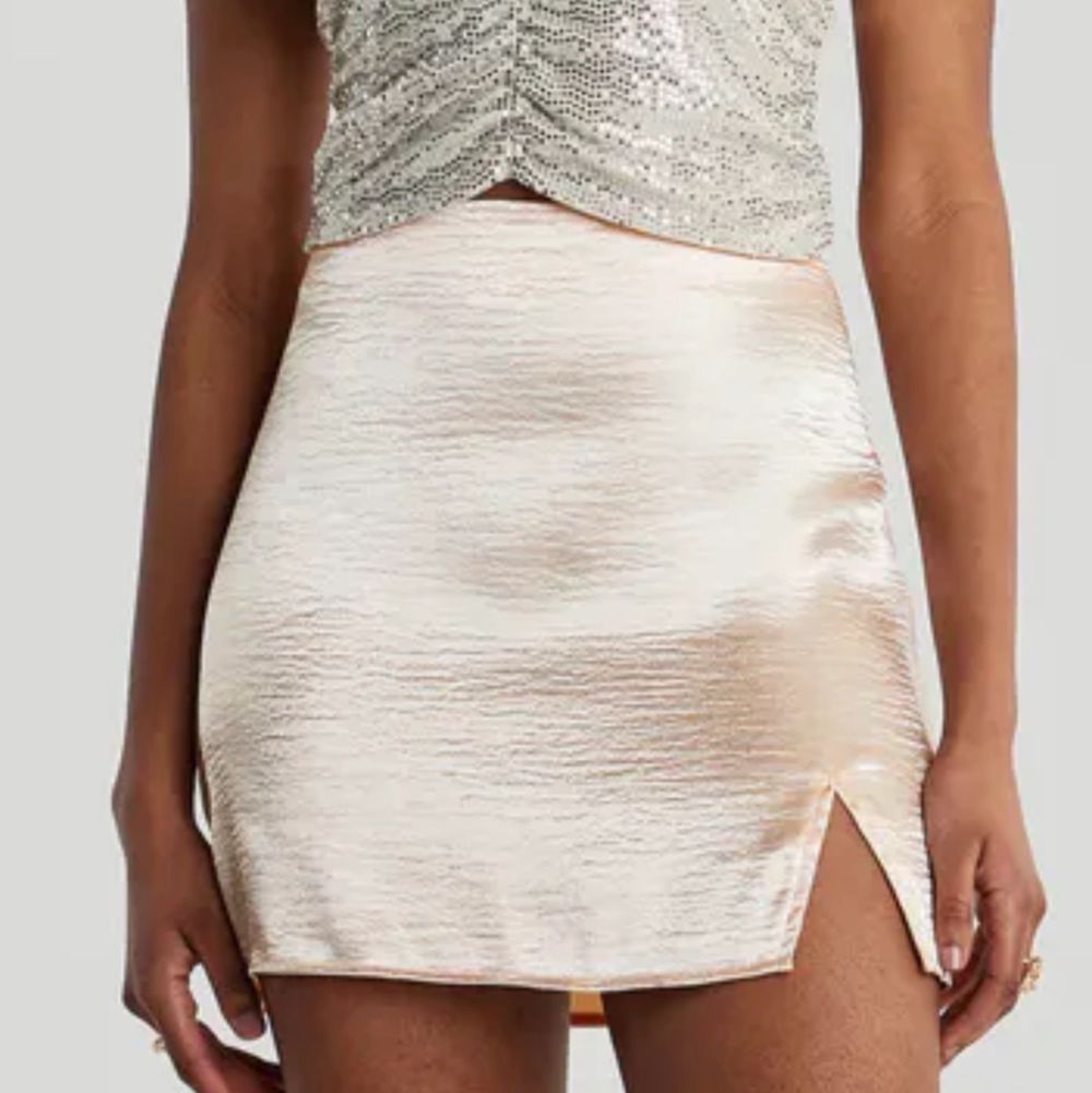 Champagnefärgad kjol från Gina tricot | Plick Second Hand