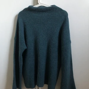 Stickad tröja - Chiquelle storlek onesize - Superhärlig stickad tröja, jättefin färg och skön! Använd men fortfarande otroligt bra skick. Perfekt nu för sommarkvällar! Köparen står för frakt 💛