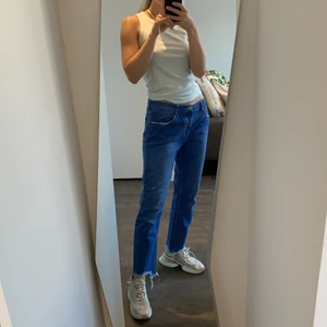 Zara blå-jeans  - Boyfriend zara jeans med fransiga ben. En klar och stark blå jeans färg 