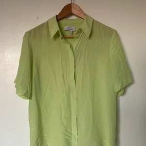 Limegrön Silkesskjorta & Other Stories  - Superfin skjorta i 100% silke från & Other Stories. Köptes förra året, knappt använd men något skrynklig:)